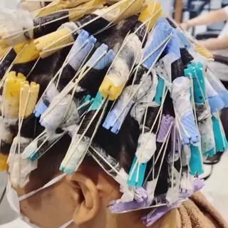 ミディアム パーマ 𝙱𝙻𝙴𝙽 𝚋𝚢 𝚍𝚘𝚝.所属・🤍BLEN 窓🤍のヘアスタイル