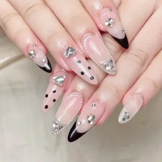 ネイル 奈奈 キラキラネイル✨のネイルデザイン