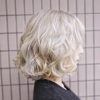 ミディアム 艶髪✨ハイトーン ✨ホワイト✨北宗一郎のヘアスタイル