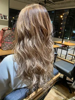 セミロング ブリーチ毛矯正.髪質 改善.髪にドラマをのヘアスタイル