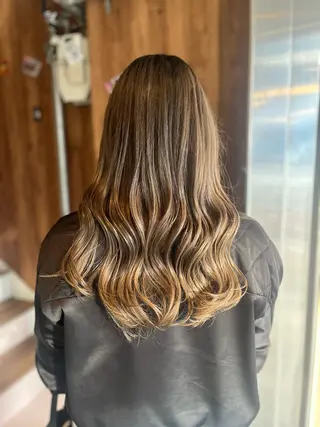 ロング 【ブロンド】【ベージ ュ系】TAKUMAのヘアスタイル