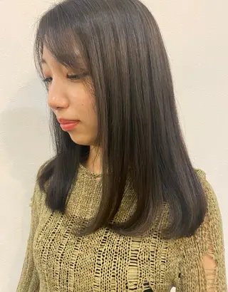 セミロング カラー 伊藤 ほのかのヘアスタイル
