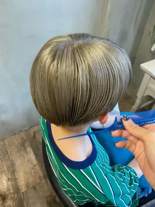 ショート カラー 梅田ハイトーン チダ ヒナノのヘアスタイル