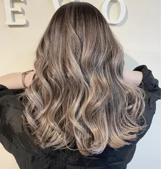 セミロング カラー 🌈8月末までシャ イン輝きハイトーン✨のヘアスタイル