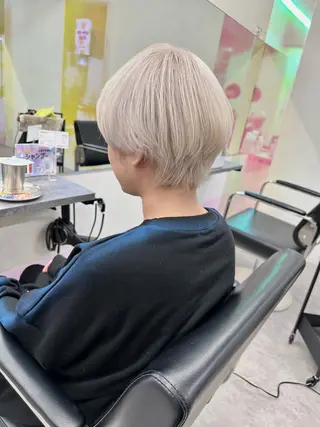 ショート カラー ウルフとハイトーン みっちー✂️のヘアスタイル