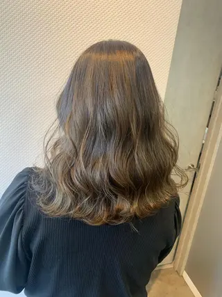 セミロング カラー 透け感✨ダメージレス カラーHana🤍のヘアスタイル