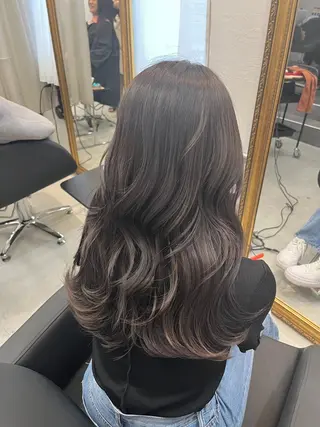 ロング カラー REAL【レアル】所属・グレージュ/透け感 カラー/透明感カラーのヘアスタイル