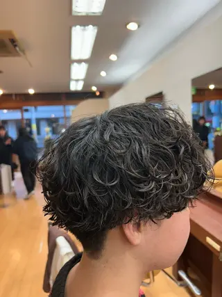 パーマ メンズ ルキ🌈ブリーチカラ ー&メンズパーマ🦄のヘアスタイル