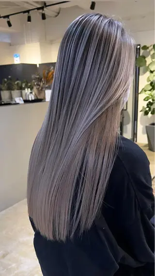 ロング カラー Merly Osakaのヘアスタイル