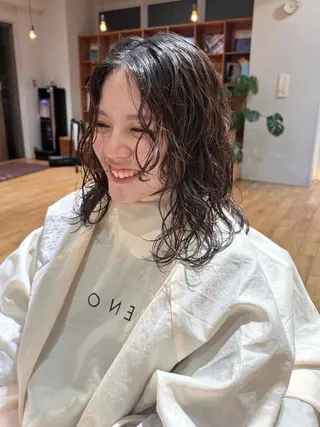 ミディアム パーマ 大橋 芽衣のヘアスタイル