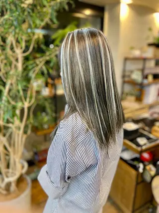 セミロング Cure2所属・🌈白いハイライト 🌈 🐶ノザワ🐶のヘアスタイル