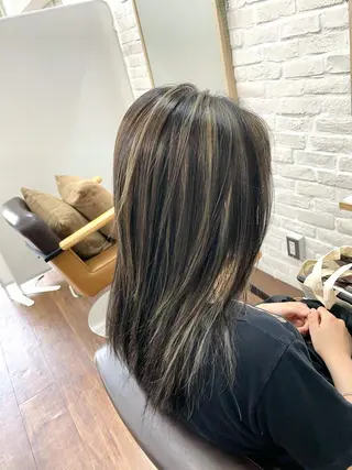 ミディアム 白いハイライト🤍 タナカリョウスケのヘアスタイル