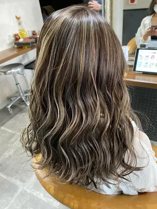 ミディアム カラー 黒木 栞のヘアスタイル