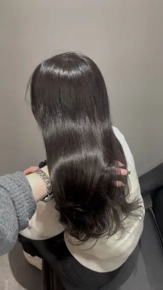 ロング シオン/艶髪/ グレージュカラーのヘアスタイル