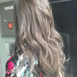 ロング カラー AUBE shinjuku所属・ア イカのヘアスタイル