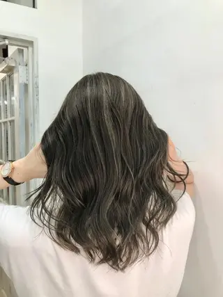 セミロング 白いハイライト🤍 タナカリョウスケのヘアスタイル