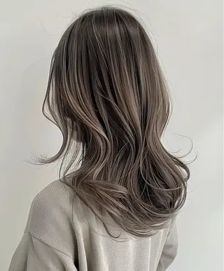 ミディアム カラー ハイライトデザイン 特化/表参道/みづきのヘアスタイル