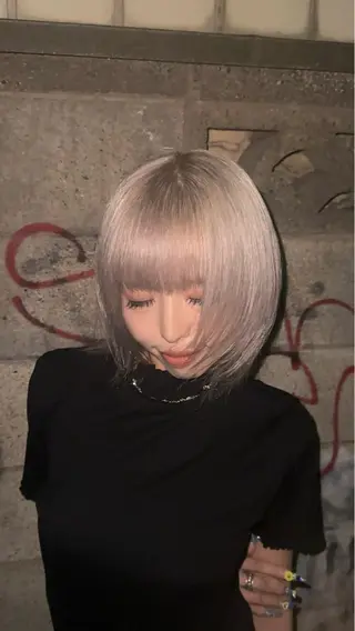 ショート カラー がわ/推し髪 /ブリーチカラーのヘアスタイル