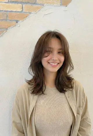 セミロング 松中 ハイトーンカラーのヘアスタイル