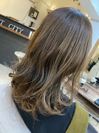 セミロング カラー 金子 しおりのヘアスタイル