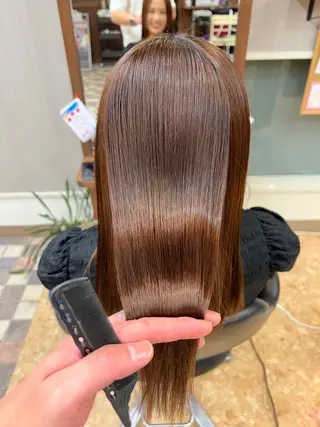 ロング Aile所属・酸性ストレート／カラ ー/山下高明のヘアスタイル