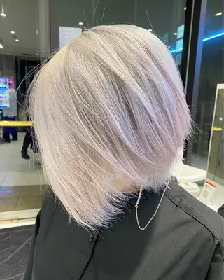 セミロング カラー メンズ JuNブリーチに 縮毛矯正するプロのヘアスタイル