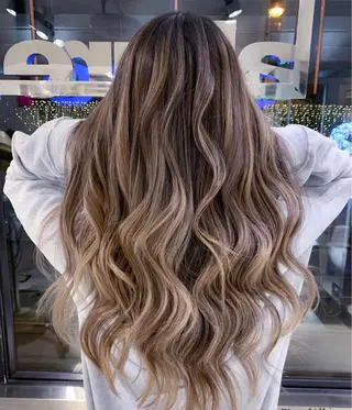 セミロング salowin 原宿 aroa所属・韓国／ハッシュカット ／透明感カラー／金野のヘアスタイル