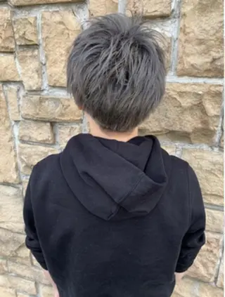 ショート カラーリスト菅澤 岳のヘアスタイル