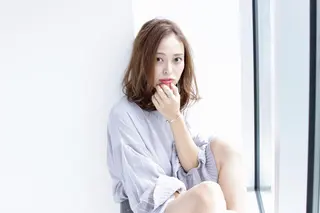 ミディアム カラー 佐藤 愛美のヘアスタイル