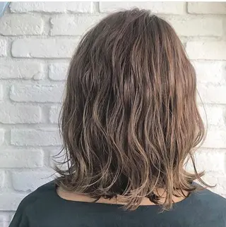 ミディアム 伊 杏のヘアスタイル