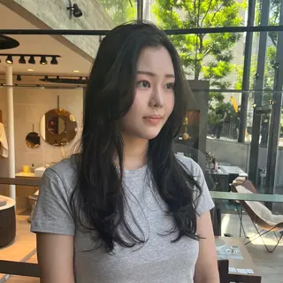 セミロング タンバルモリパーマ 礒井メンキのヘアスタイル