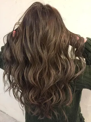 ロング カラー 韓国レイヤー外国人風 透明感カラー髪質改善のヘアスタイル