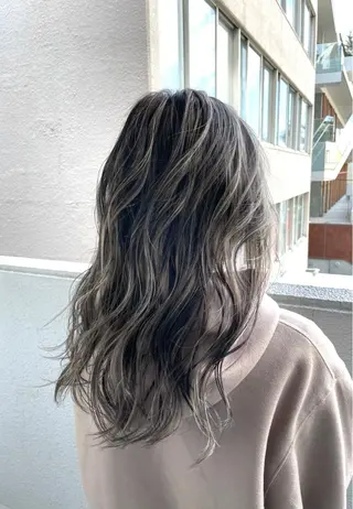 ミディアム 白いハイライト🤍 タナカリョウスケのヘアスタイル