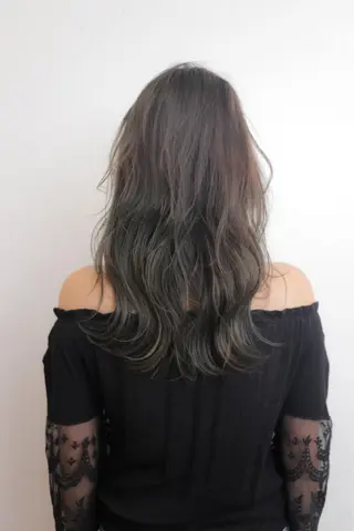 ロング カラー ヤナ マネージャーのヘアスタイル