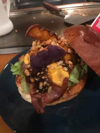 ミディアム カラー パーマ ヘアアレンジ メンズ キッズ マツエク・マツパ アニメ,Vオタク× 即効痩せエステサロンのエステ・リラクイメージ