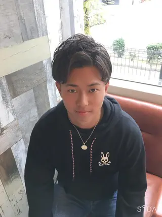 ショート パーマ メンズ Aile所属・酸性ストレート／カラ ー/山下高明のヘアスタイル