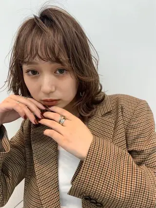 ミディアム カミヤマ サヤカのヘアスタイル