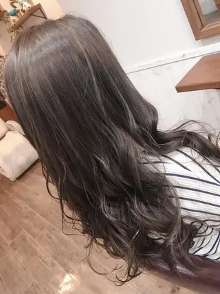 ロング カラー 塩崎 明菜のヘアスタイル