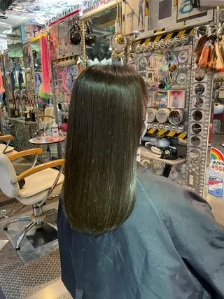 セミロング カラー Hair salon TOMMY所属・♮やっしー♮ 🌈派手髪🌈のヘアスタイル