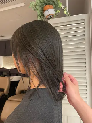 ミディアム カラー リカ/ハイトーン ・オリーブ🍀のヘアスタイル