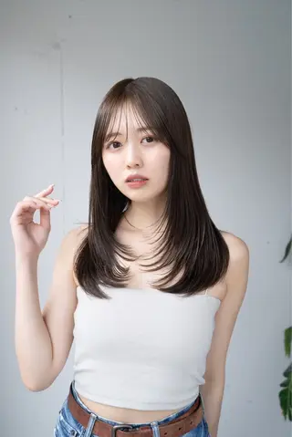 ロング レイヤーカット/ 前髪顔周りカットのヘアスタイル