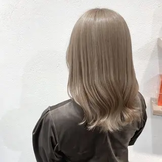 ミディアム ブリーチなしカラー/ 顔周りレイヤーカットのヘアスタイル