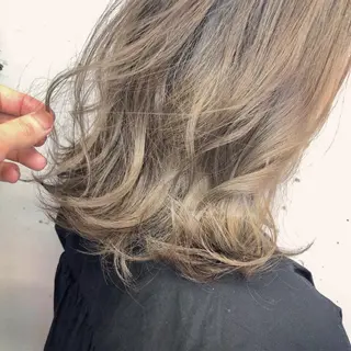 ミディアム カラー ☘️ブリーチ/ハイト ーン/レイヤー/のヘアスタイル