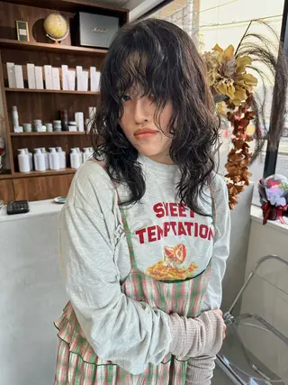 ミディアム パーマ (h)wim ウィムのヘアスタイル