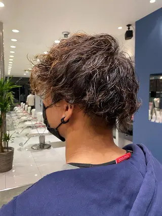 ミディアム パーマ メンズ 海外カラー白髪ぼかし ティファニーサユリのヘアスタイル