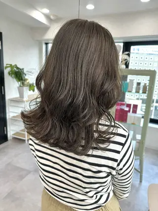 セミロング 切りっぱなしボブイヤ リングカラー清水隆央のヘアスタイル
