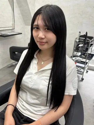 ロング ブリーチなしカラー レイヤーカットのヘアスタイル