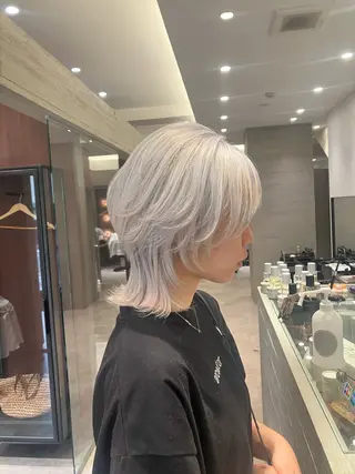 ショート カラー サキ🤍ハイトーン 🩰くびれ巻きヘアのヘアスタイル
