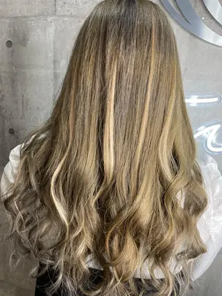 ロング カラー ヘアアレンジ スワイプするのちょっ と待った艶髪/透明感のヘアスタイル