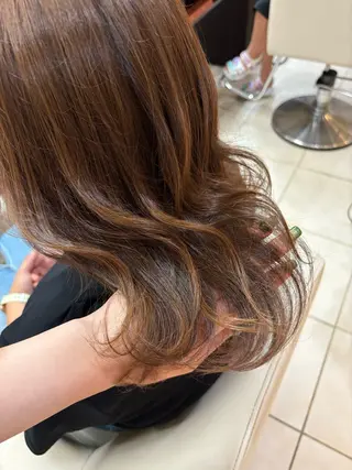 ミディアム カラー 伊藤 杏奈のヘアスタイル